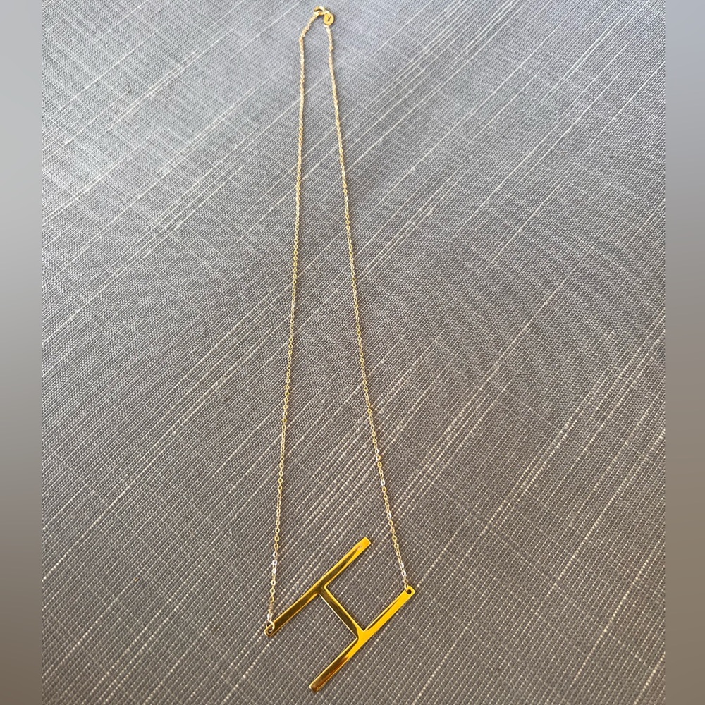 SALE‼️ 18 KARAT REAL GOLD H initial necklace 18 inches - Picture 4 of 10